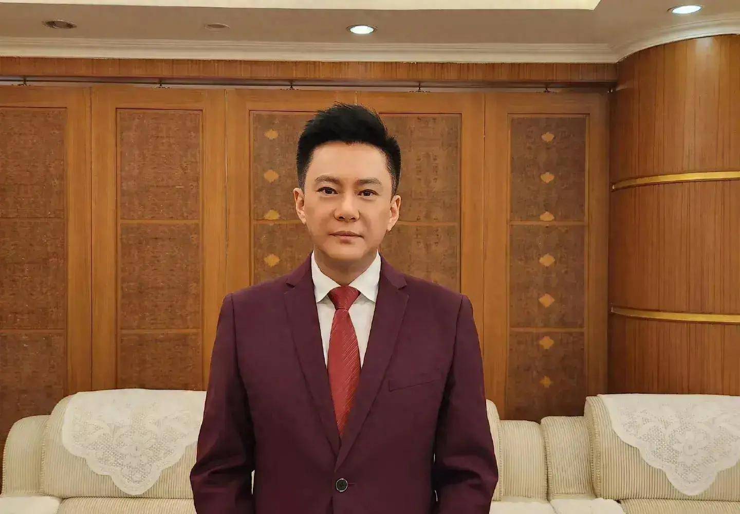 演员王斑:对曹颖一见钟情,结婚14年生一子,浪漫如初