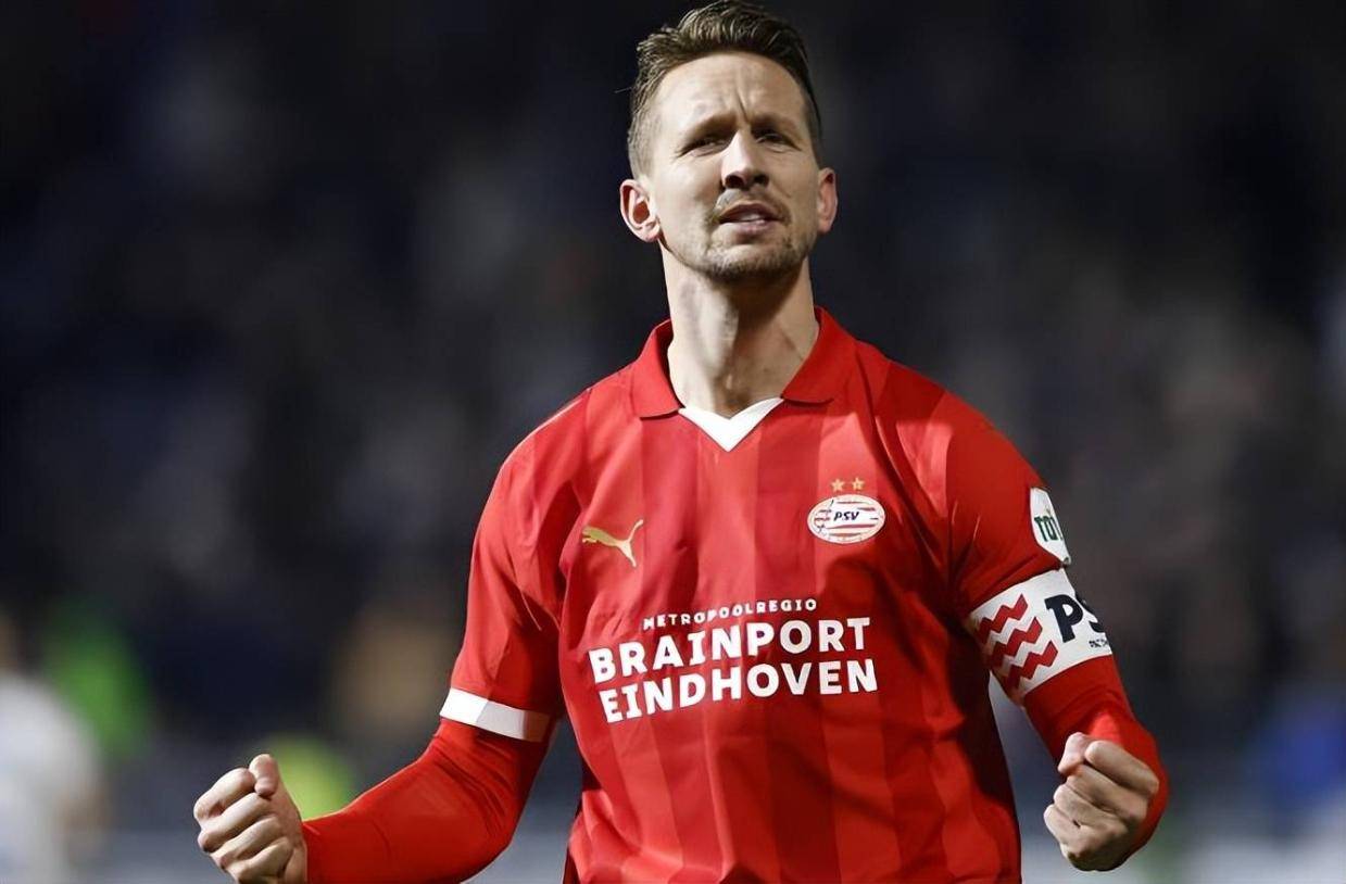 德转官宣！鲁能直接砸出500万欧元跟荷甲MVP前腰签约两年，曾是欧洲大牌主力国脚