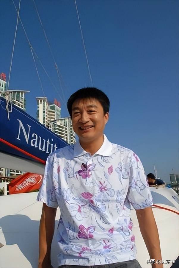 人前光鲜人后心酸!深圳台主持董超49岁离职,如今转行当网红谋生