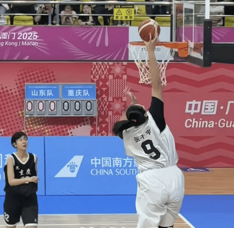 张子宇扣篮了！改写中国女篮历史！完成实战首次暴扣，激动握拳狂奔