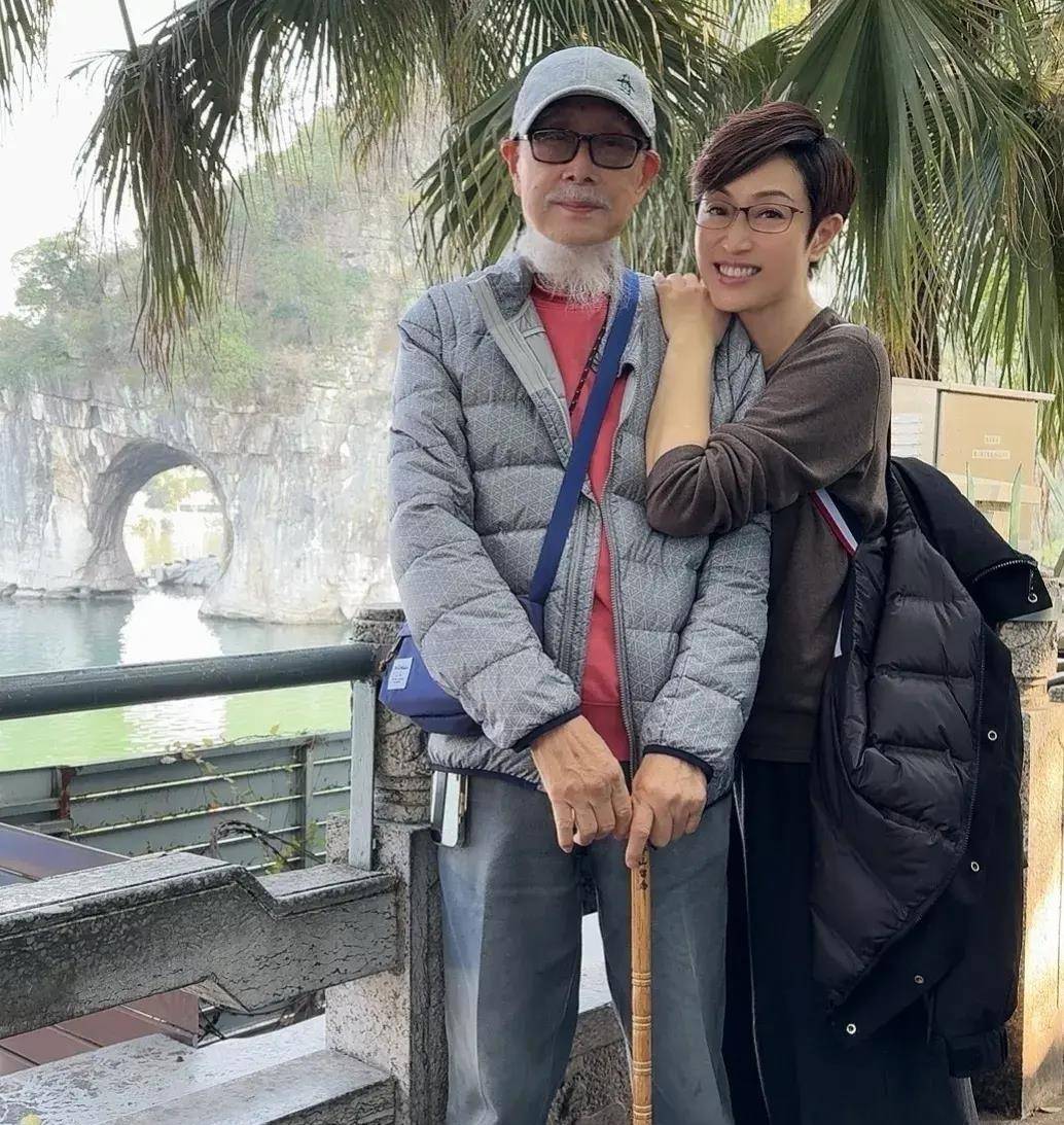 陈法蓉携年迈老父亲游桂林,她57岁仍貌美如花,父女俩同框似爷孙