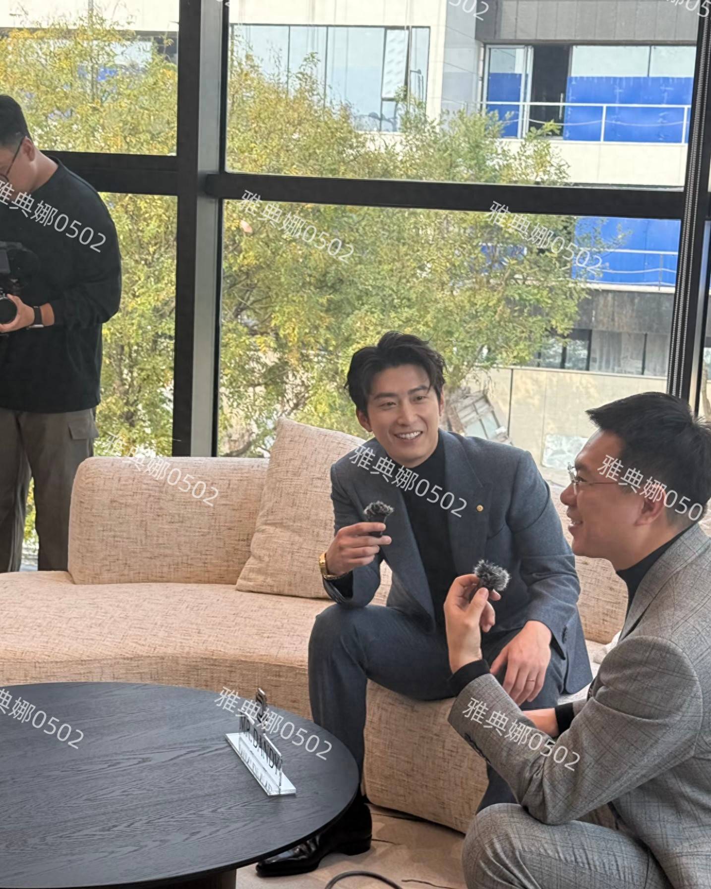 窦骁不上镜本人比照片帅好多高大英俊气度不凡戴婚戒破离婚传闻