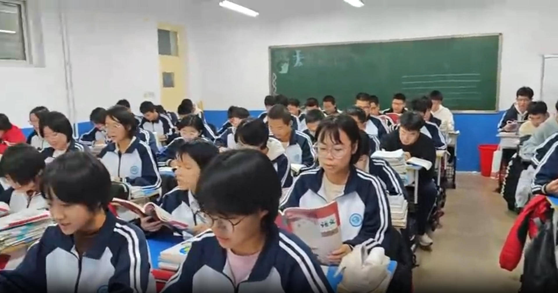 红土育初心 英模照青春