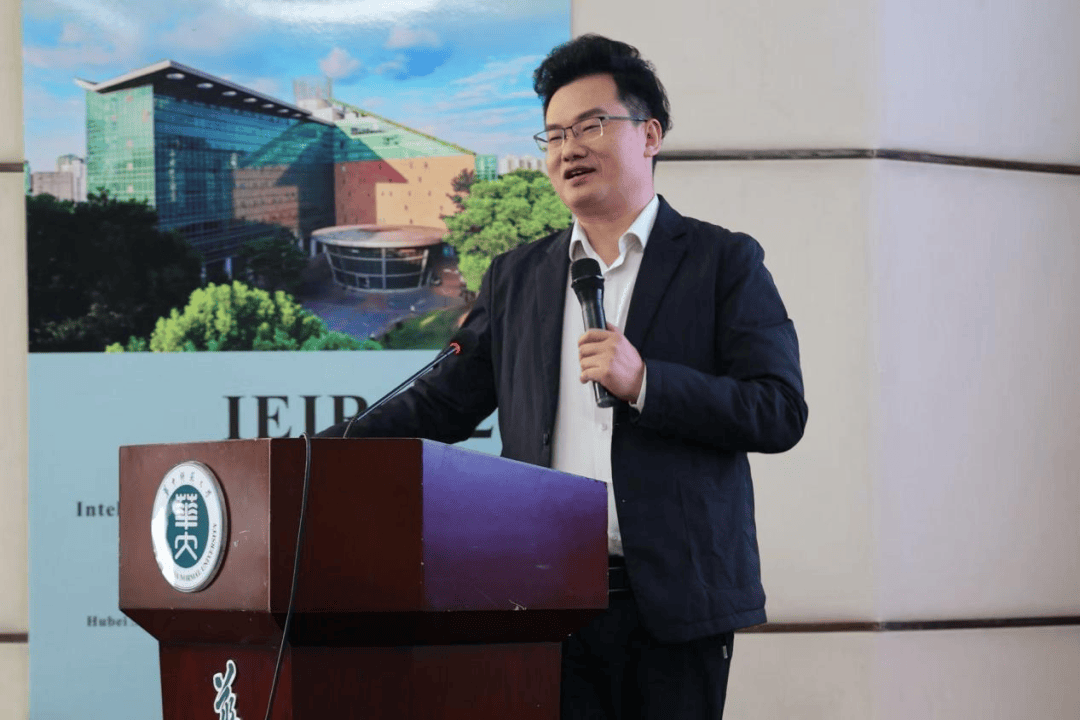 童伟在华中师范大学讲述《硕士宝典》故事