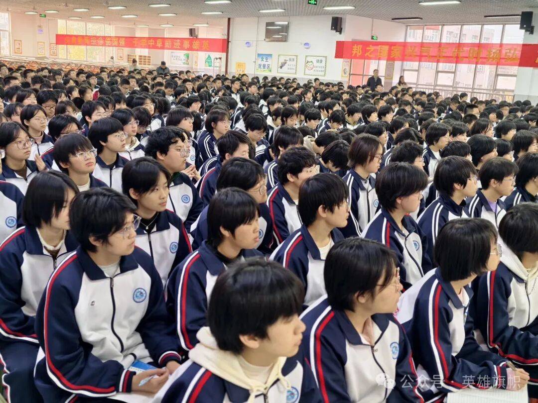 红土育初心 英模照青春
