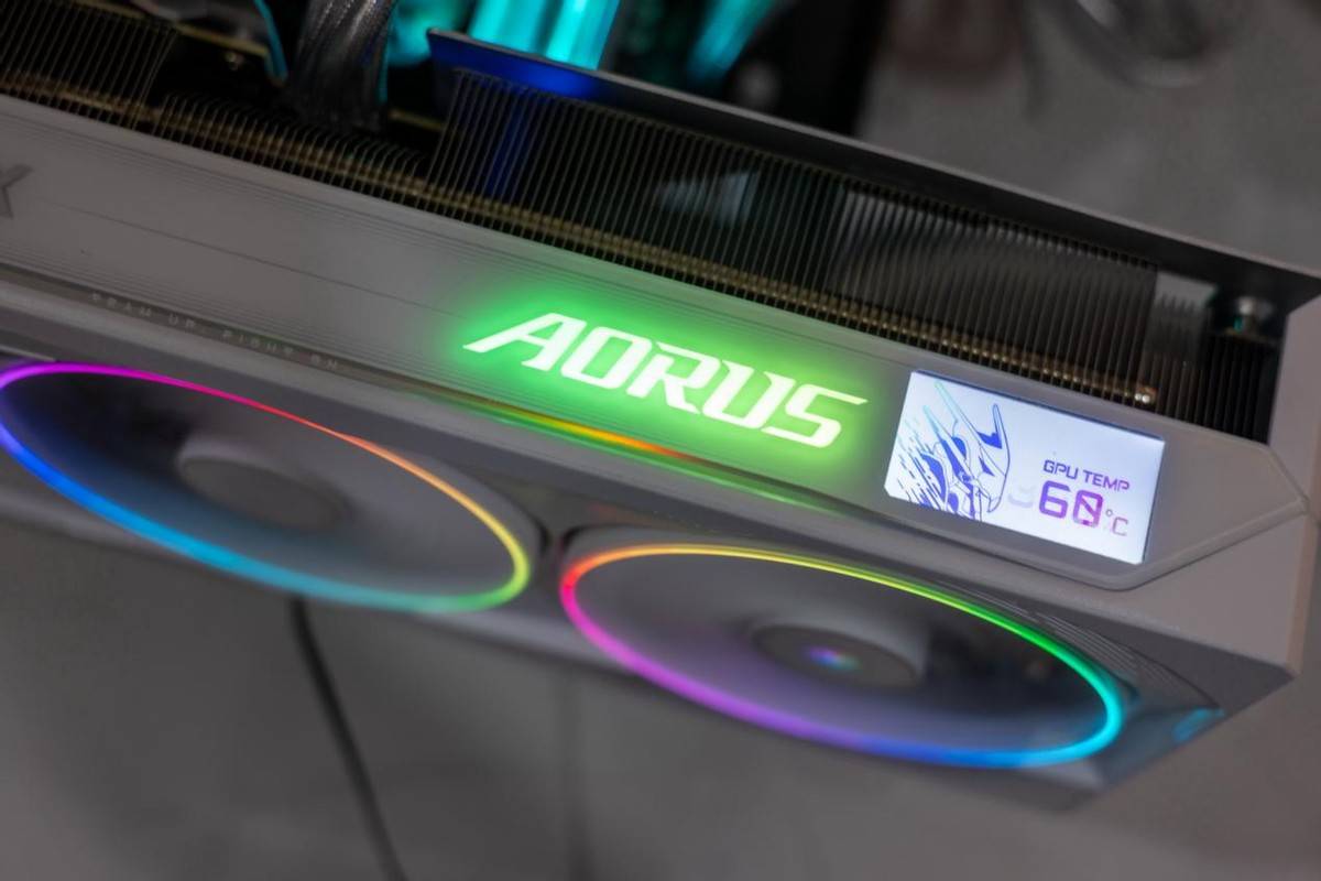 小小3A,轻松拿捏,自带屏幕更好玩,技嘉RTX 5080超级雕ICE装机体验