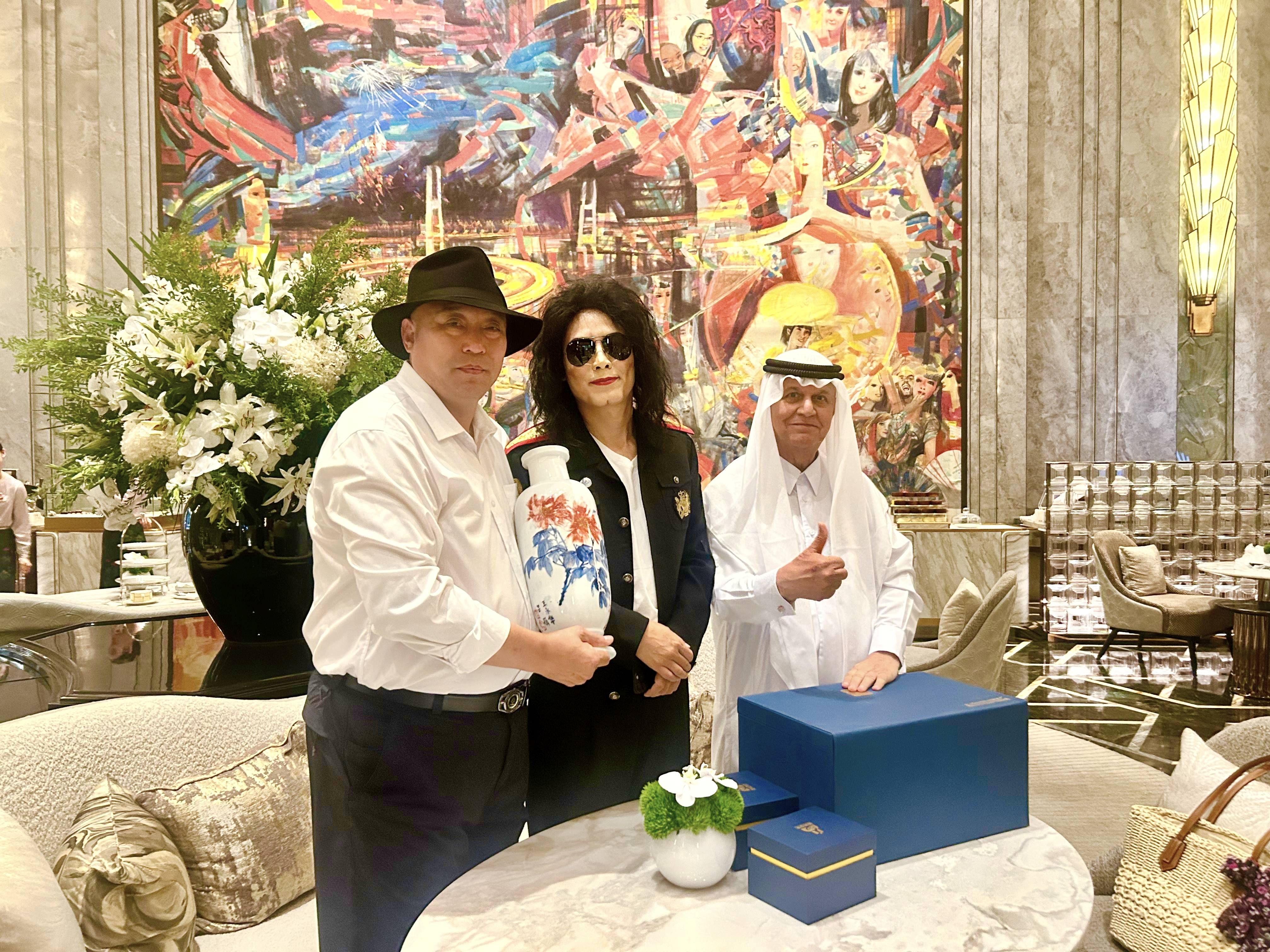 国际艺人王杰克逊与其经纪人陈发兵惊艳亮相2025进博会, "中国舞台"