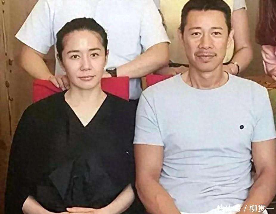 张丰毅携妻子现身!两人同框像复制粘贴,这夫妻相也太绝了