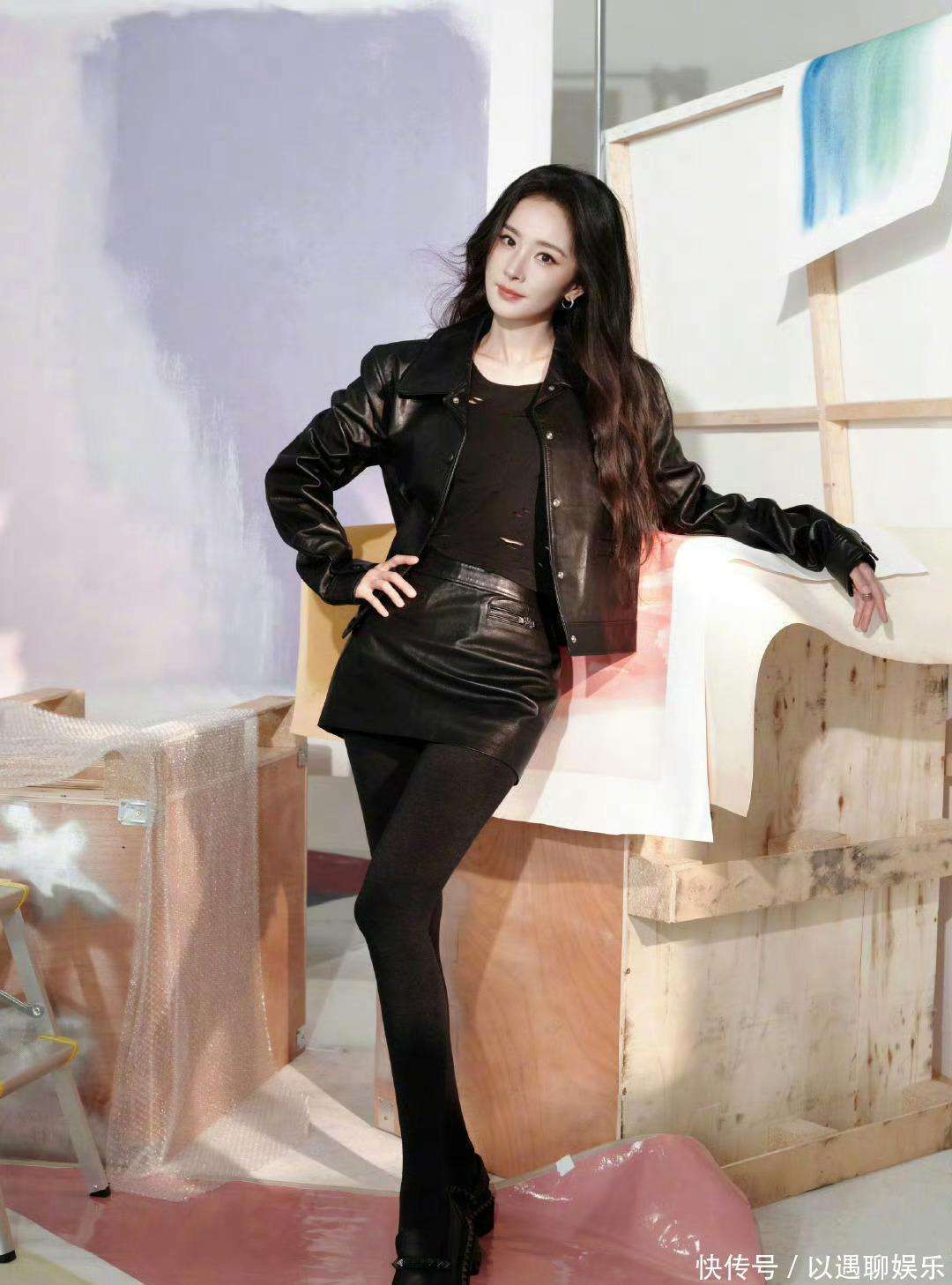 杨幂太会玩!皮衣套装搭紧身黑裤,甜酷冲突感直接拉满