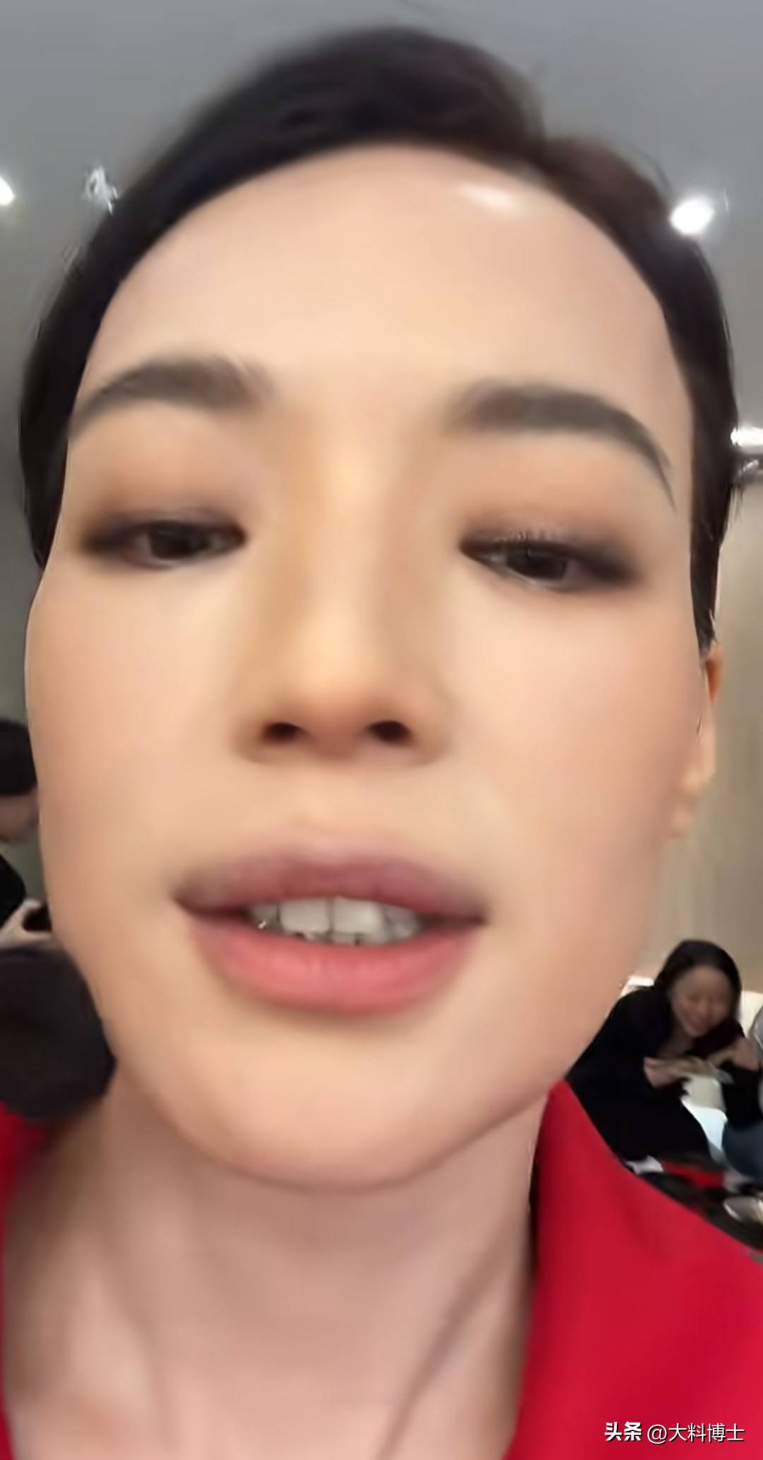 舒淇怼脸照曝光,49岁近照不可思议,王晶曝她退圈是因为脸