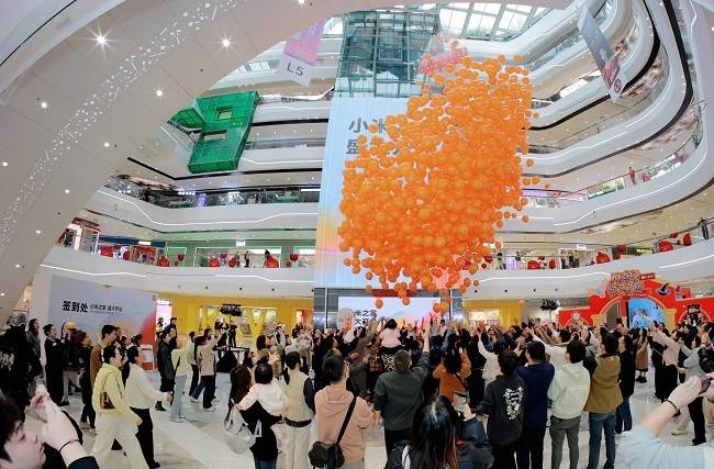 成都小米服务形象升级门店成都盛大开业，沉浸式互动体验与服务权益引爆商圈 (图3)