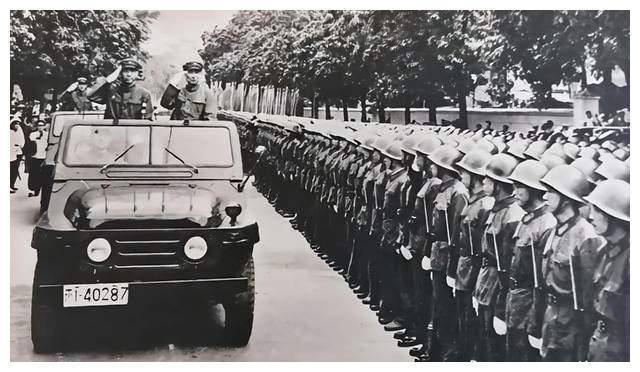 黄达宣带领尖刀连包围了沈阳的世合公银行大楼,俘虏了周福成,苏炳文