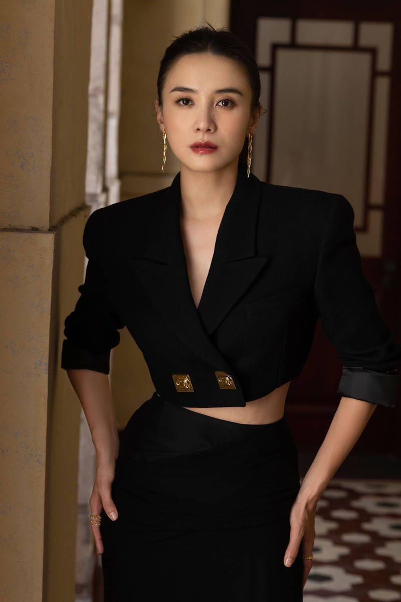 她因事业放弃陈龙,因婚姻放弃张黎,现在与黄少峰长厢厮守
