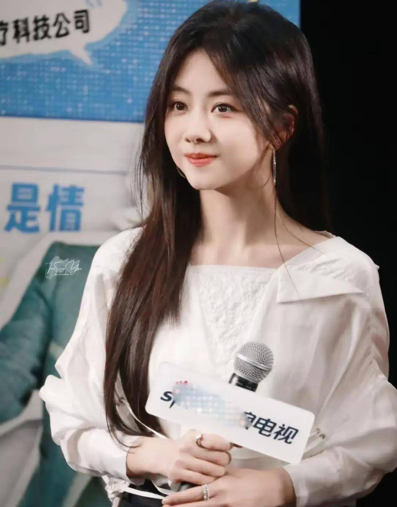 看谭松韵与"正女郎"何瑞贤就知道了