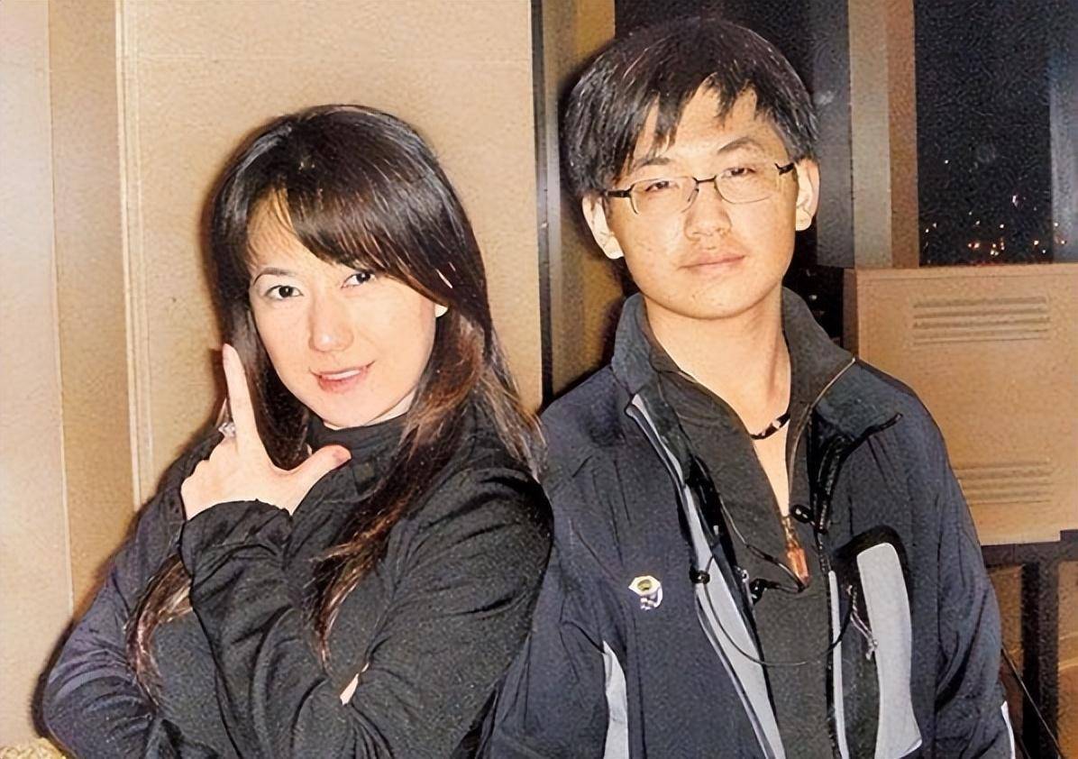 离婚25年后,戈伟如独自带娃似少女,林志隆儿女双全幸福美满