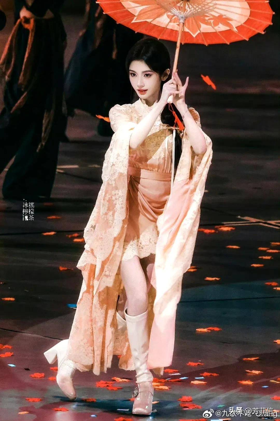 鞠婧祎风波不断前脚被质疑身高不足1米5后脚陷入肩膀打针争议