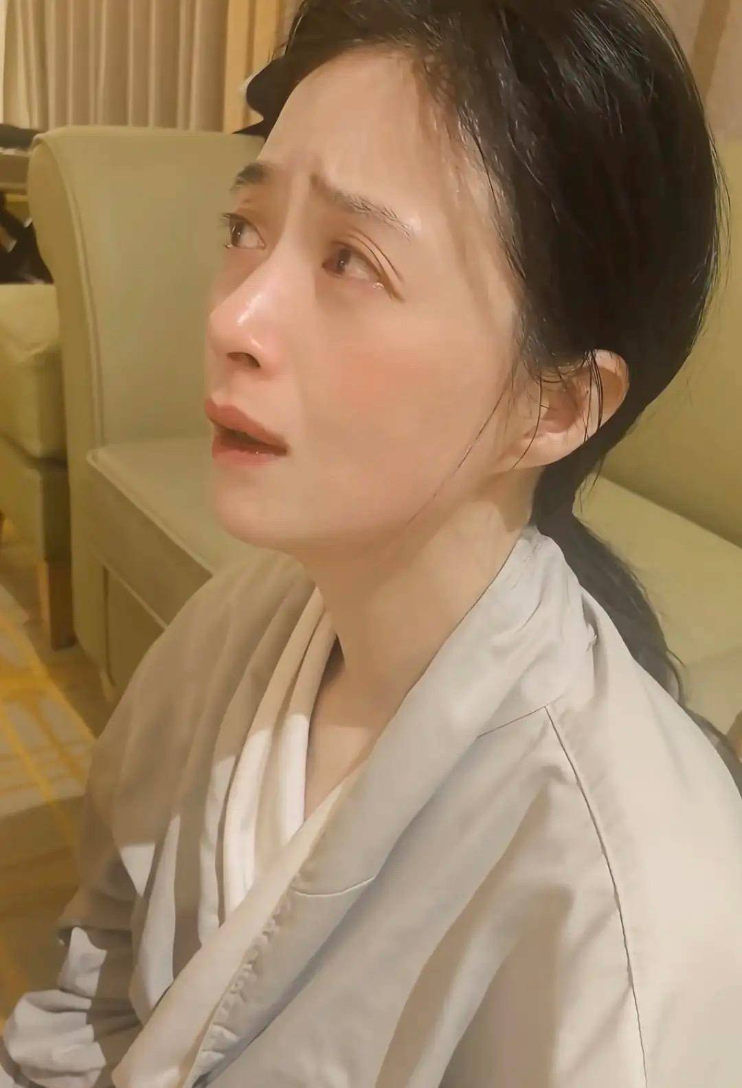 最近41岁的蒋欣一条含泪诉苦的视频冲上热搜直接撕开了娱乐圈女星光