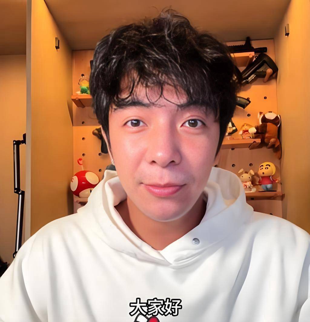 网红郑建鹏结扎后双眼红肿,把家产全给俩女儿,潮汕网友:颠覆认知