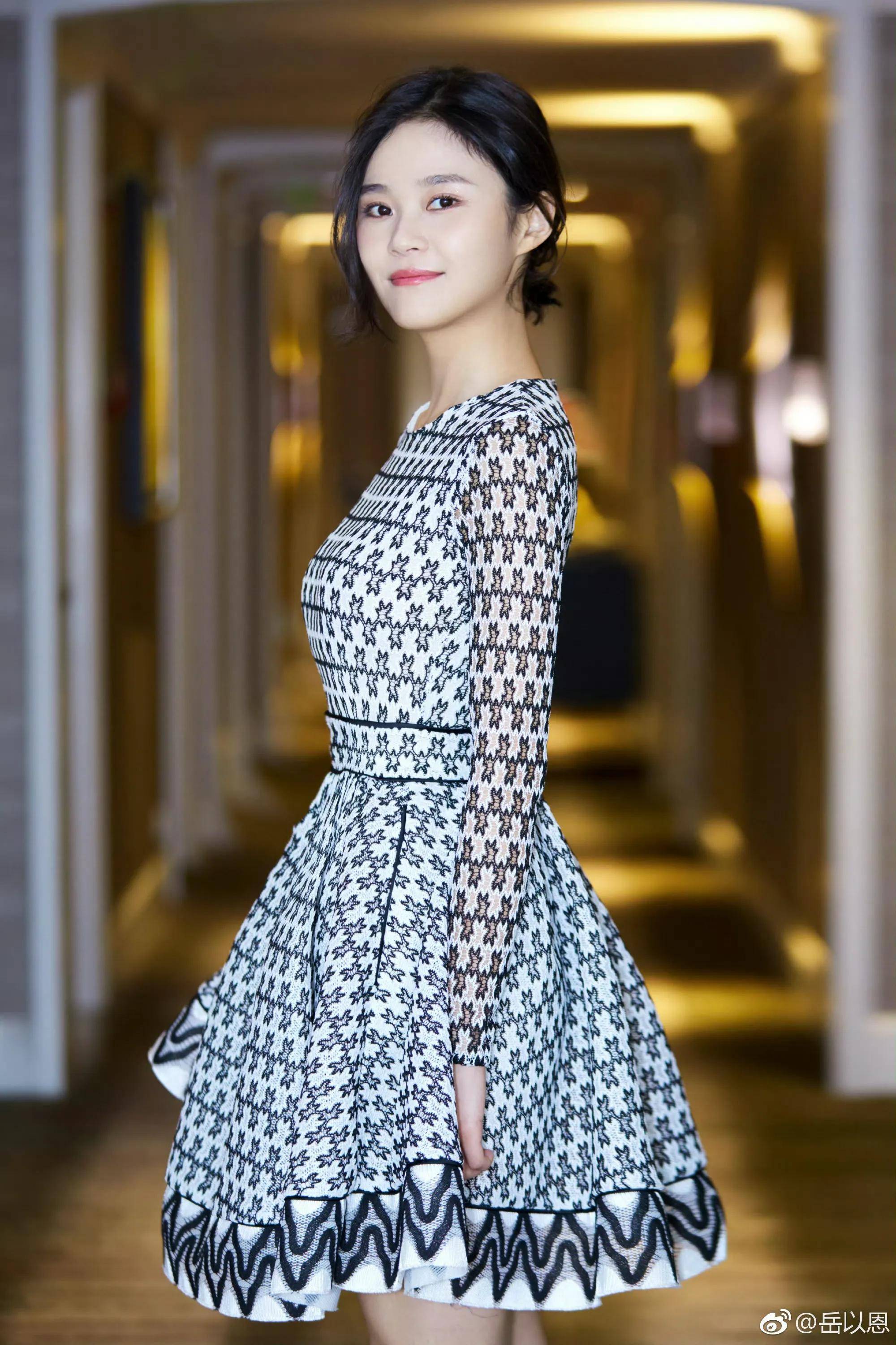 岳以恩长得很像母亲脸型和眼神几乎可以用