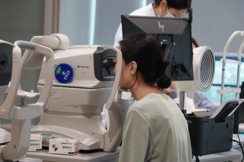 母女同行,共享“睛”彩人生!49岁医生妈妈与女儿在南海爱尔成功摘镜(图1) 母女同行,共享“睛”彩人生!49岁医生妈妈与女儿在南海爱尔成功摘镜(图1)