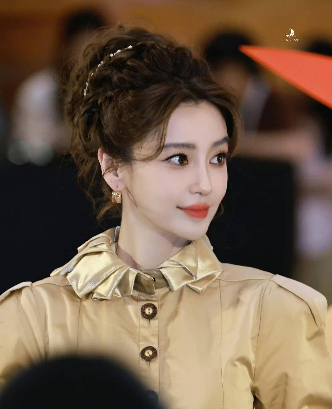 杨颖现身北京新中式套装温婉大气本人又白又嫩少女感满满