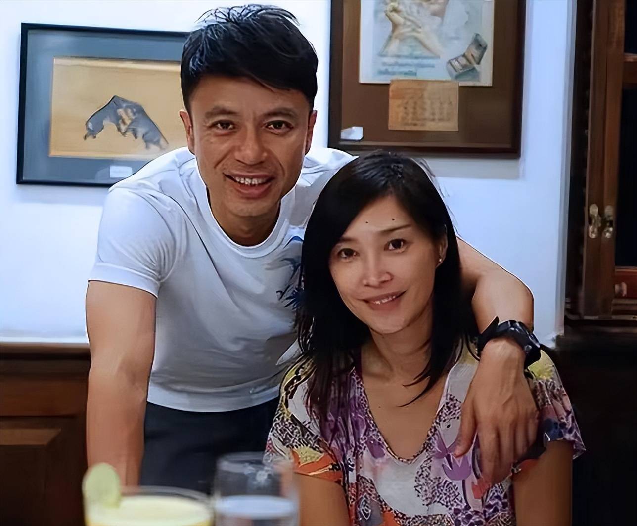 57岁李克勤家丑曝光!妻弟欠下千万巨债,一个亲人拖垮全家