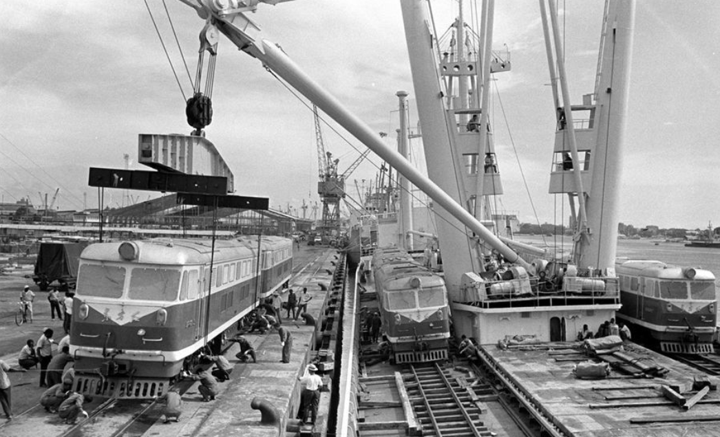 dfh2型内燃机车是青岛四方机车车辆厂专为坦赞铁路研制的液力干线