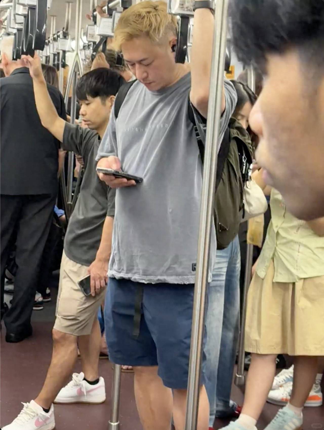 47岁陈键锋现身泰国近照曝光穿破洞t恤搭地铁胖了一圈仍帅气
