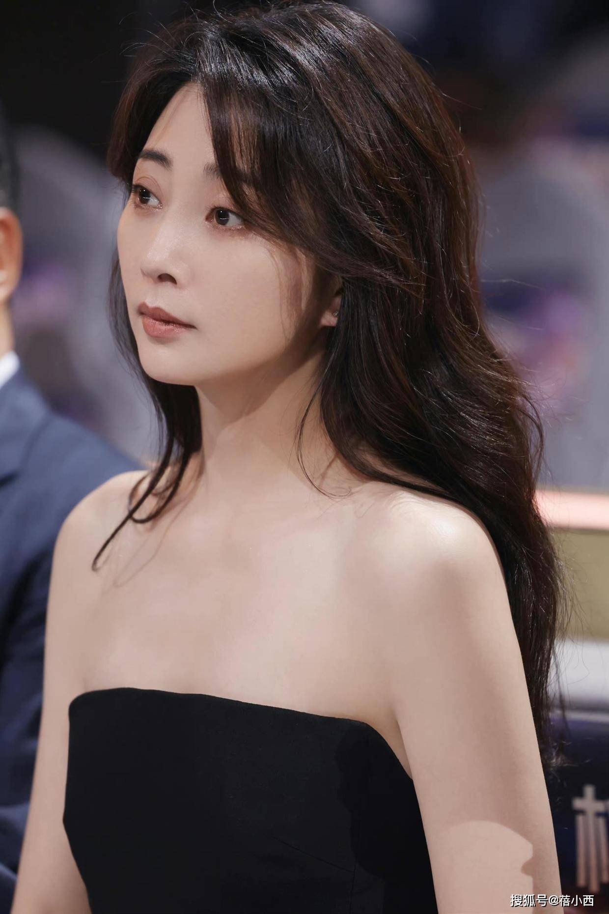 殷桃越活越年轻,穿黑色抹胸裙很优雅,这才是中年女人该有的样子