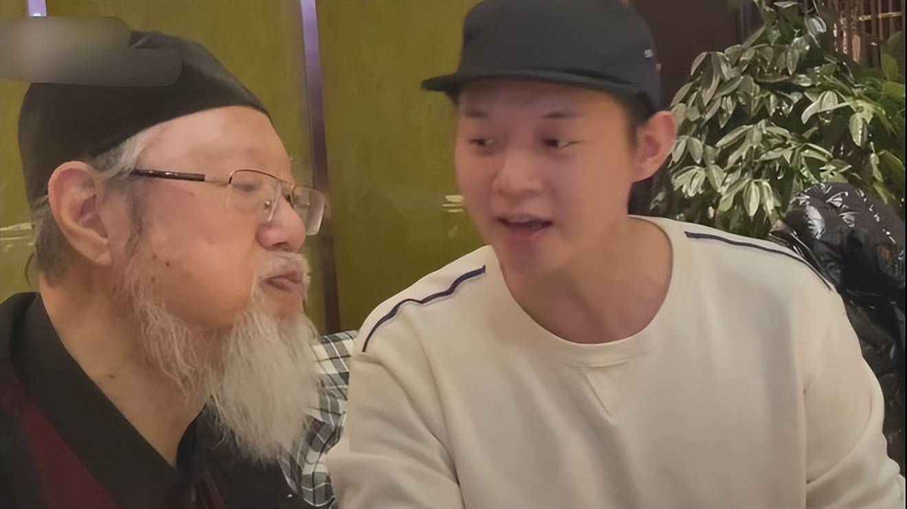 据了解,霍尊出身艺术世家,其父亲火风众所周知,而爷爷霍焰则是中央