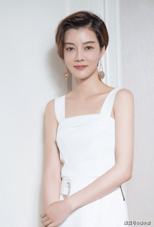 被170高的车晓惊艳!41岁穿白色连衣裙配短发像阔太,锁骨杀好绝