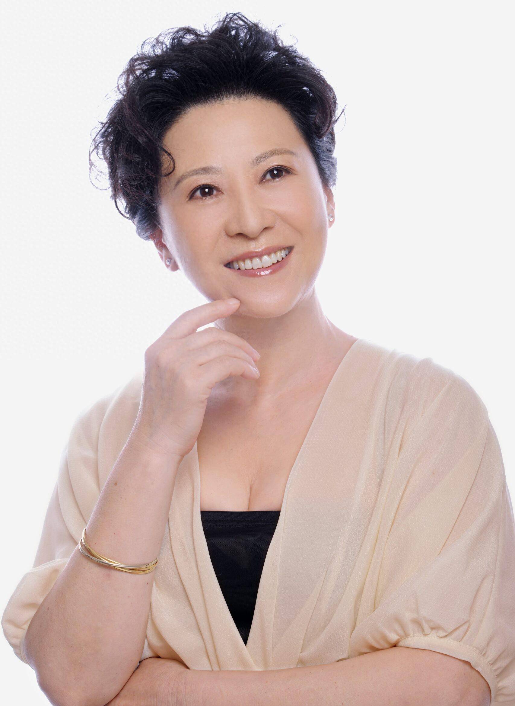 王馥荔丈夫为她放弃军职不给儿子走关系儿子成为星二代榜样