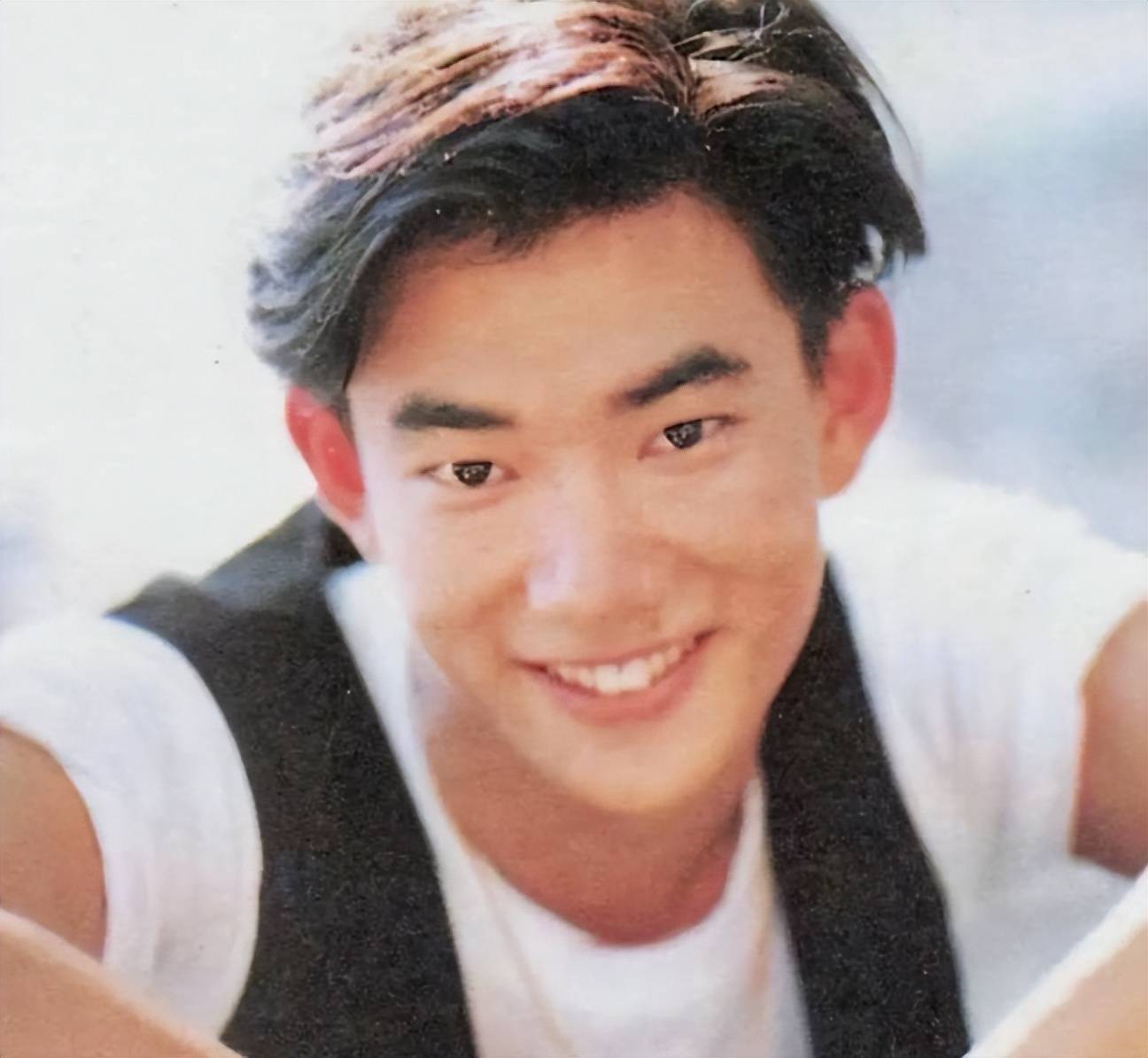 59岁任贤齐变样:回老家探亲,头发花白,满脸褶子又黑又老