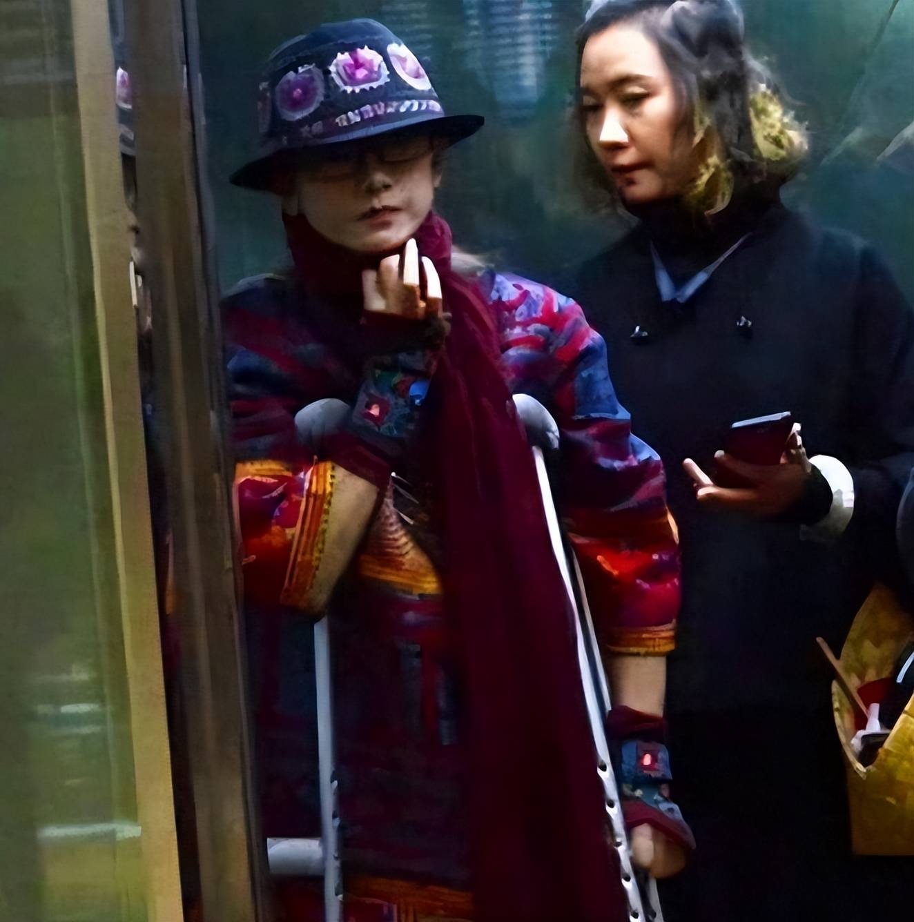 杨丽萍仙气全无,指甲也剪了,常年吃花瓣水,现在65岁拄拐杖出行