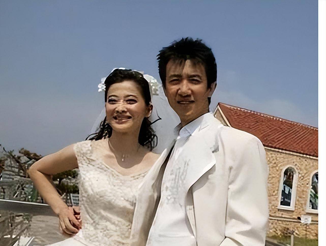 李小冉为他流产2次,梅婷养他6年,今娶小15岁娇妻,鄢颇凭什么?