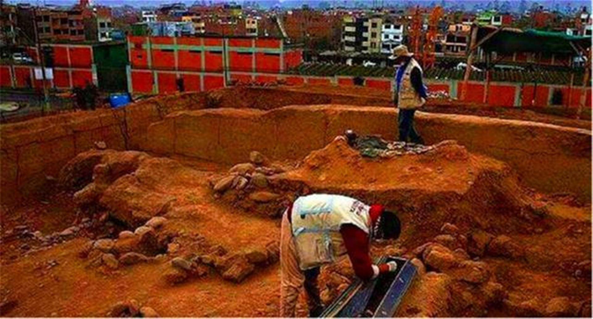 古墓中挖出不腐女尸,手上戴着绿宝石,专家看清后直呼:绝世美女