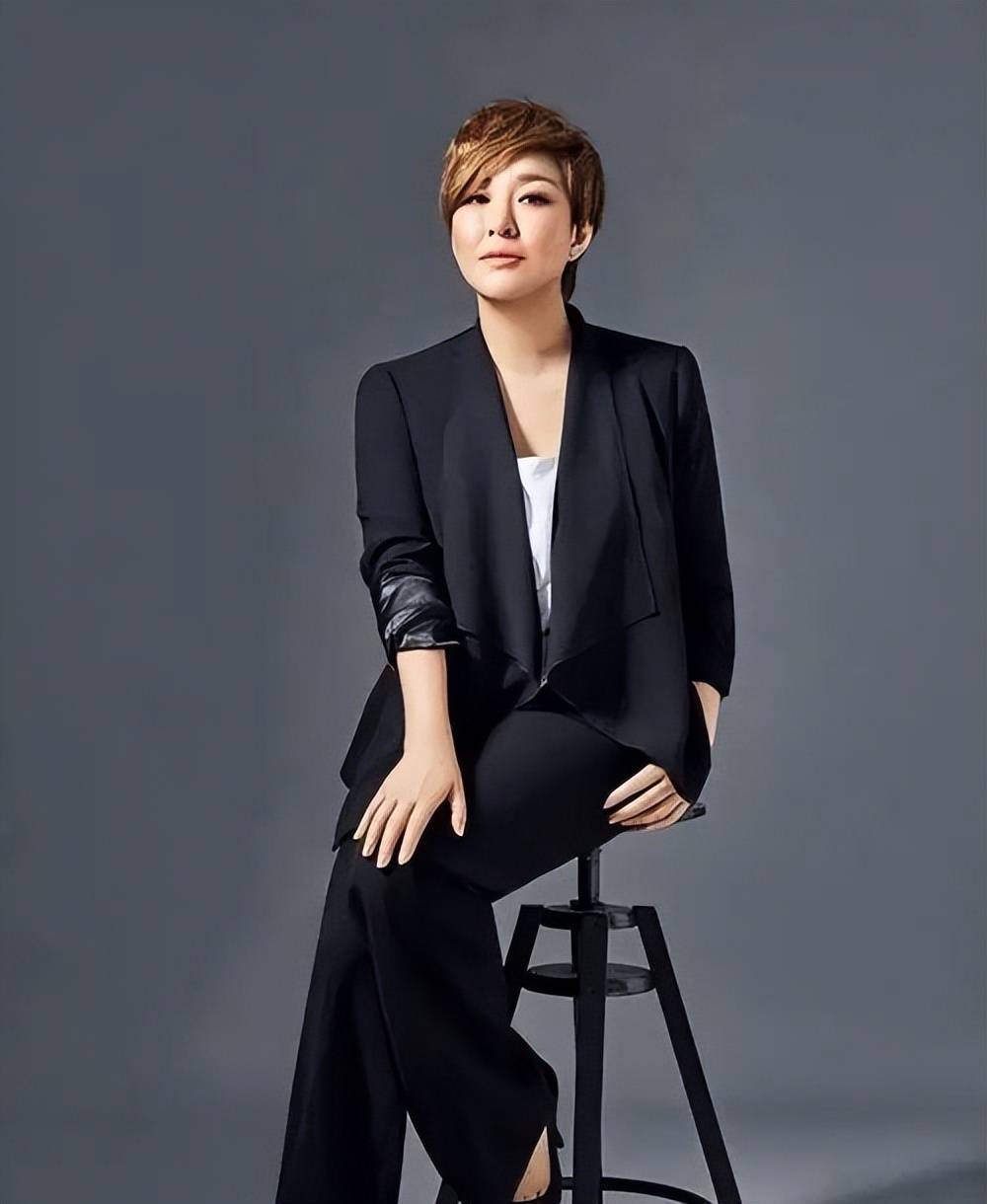 54岁李静自曝瘦55斤,和21岁女儿一样苗条,更显年轻实现逆生长