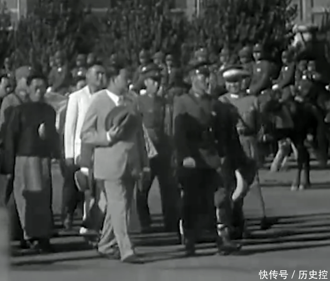 1934年,庆祝黄埔军校成立10周年阅兵式,蒋介石和汪精卫检阅部队