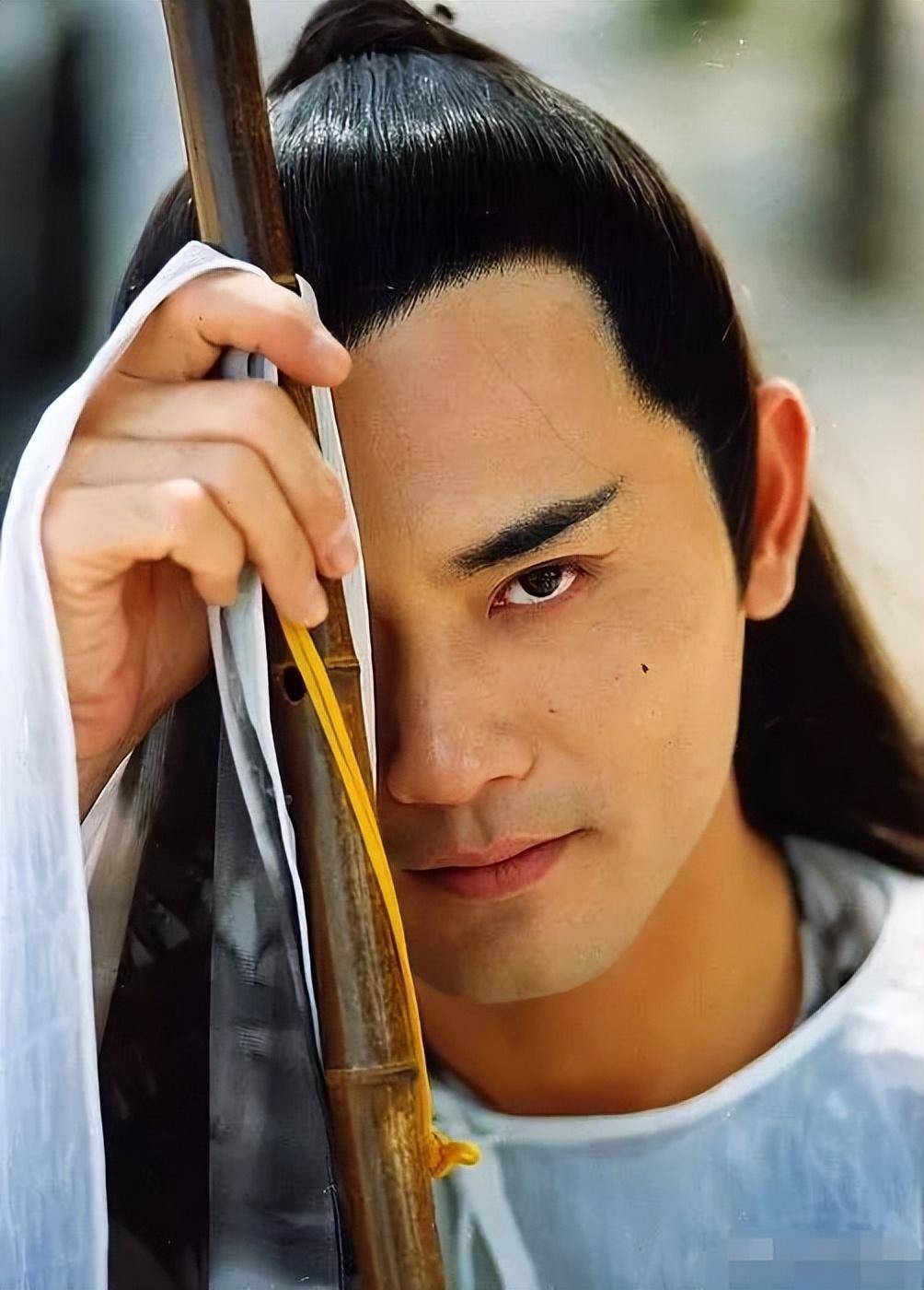 60岁美男子赵文瑄,感情成谜至今单身,与哥哥一家相依为命