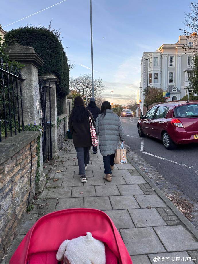 网友曝沙溢两个儿子在英国上学,沙溢胡可频繁现身英国陪读 插图3 网友曝沙溢两个儿子在英国上学,沙溢胡可频繁现身英国陪读 插图3