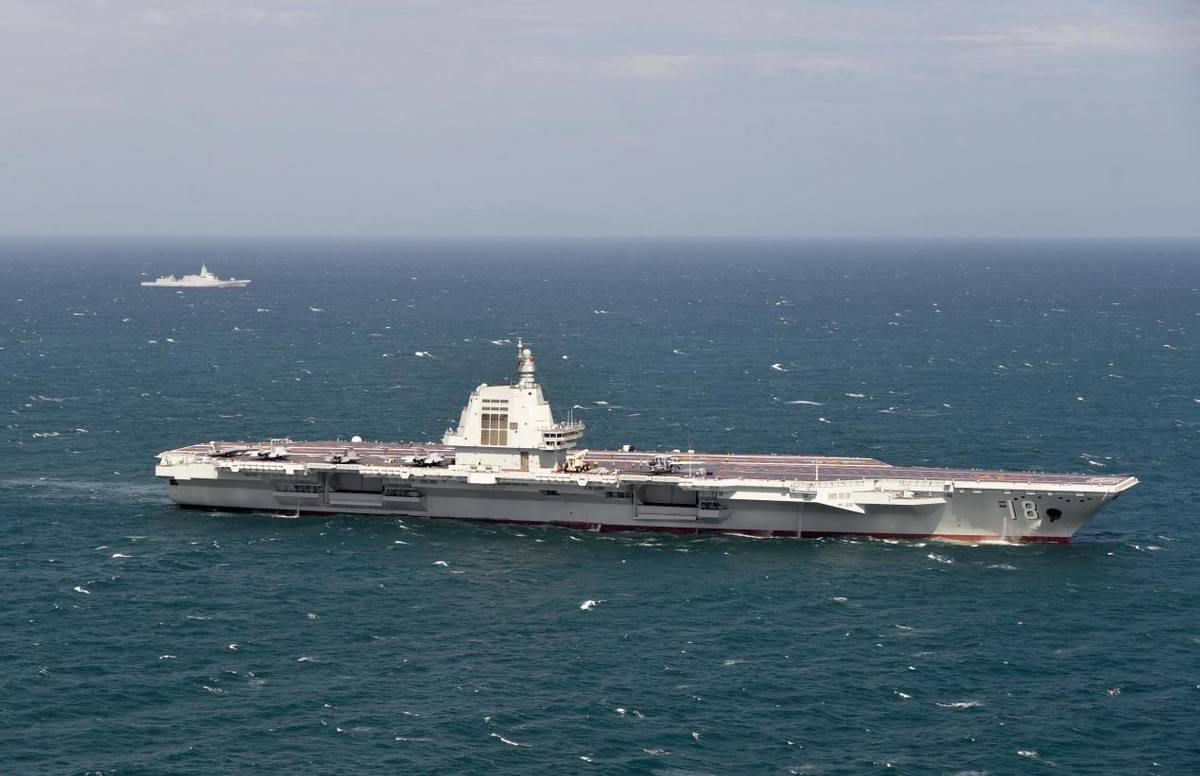 全新福建舰海上实兵演练，多款舰载机顺利起降，电磁弹射系统经受