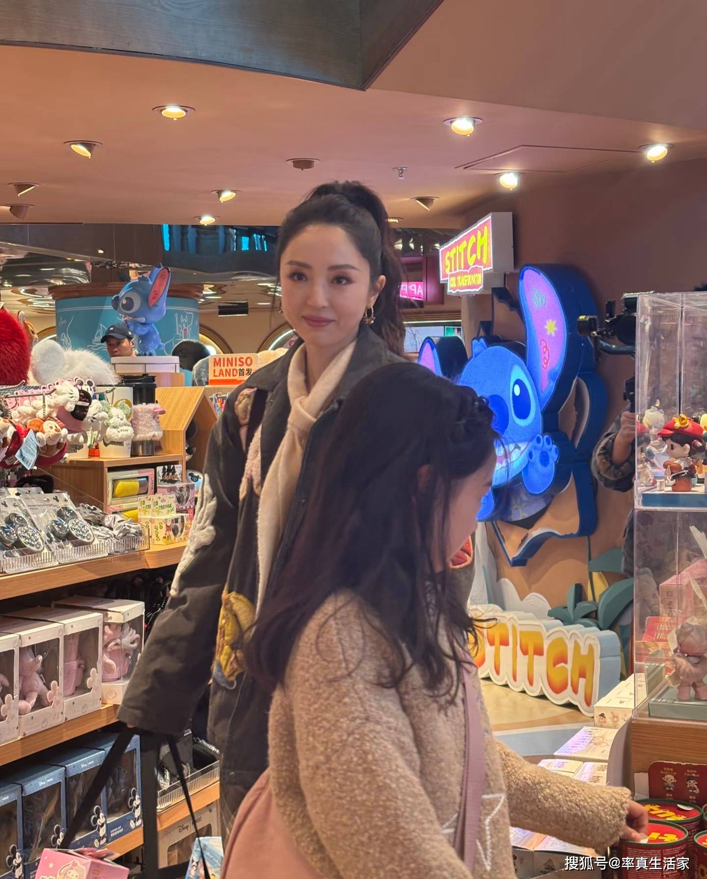 北京商场偶遇董璇带娃小酒窝被围着拍人气超高还买了几大袋子的盲盒