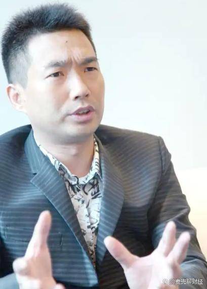 15亿债务压顶,他卖掉300套房,在员工面前崩溃大哭,现在怎么样了?