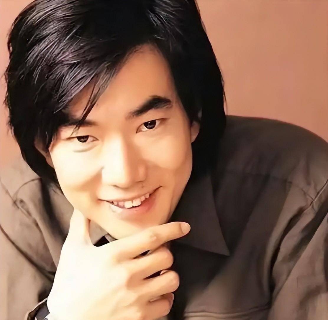 59岁任贤齐变样:头发花白,满脸褶子又黑又老,一代男神也落寞了