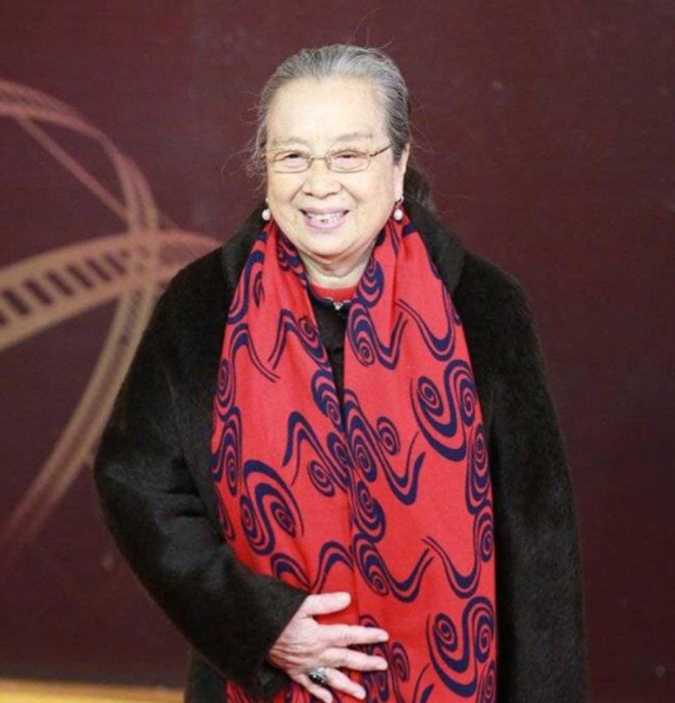 李明启:幼年丧父,家境贫寒,演容嬷嬷太出色被观众记恨多年