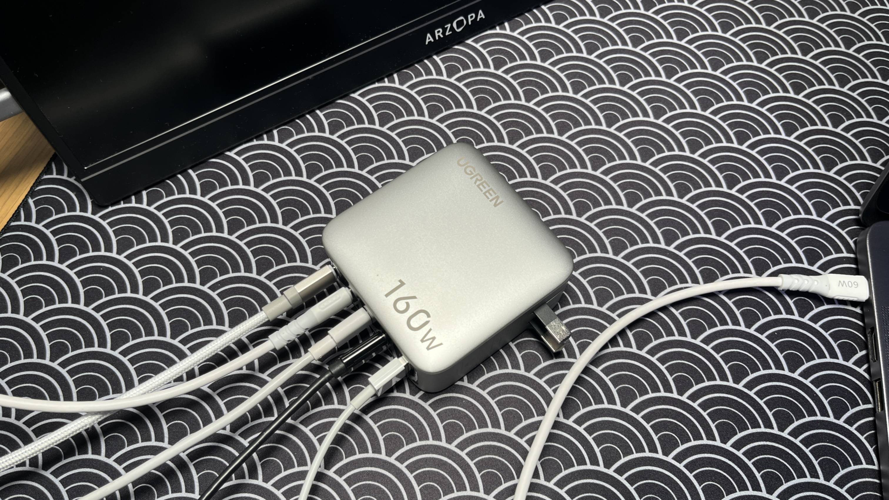 协议屏显 + 多口并充，我能打五个！绿联160W五口速显充套装