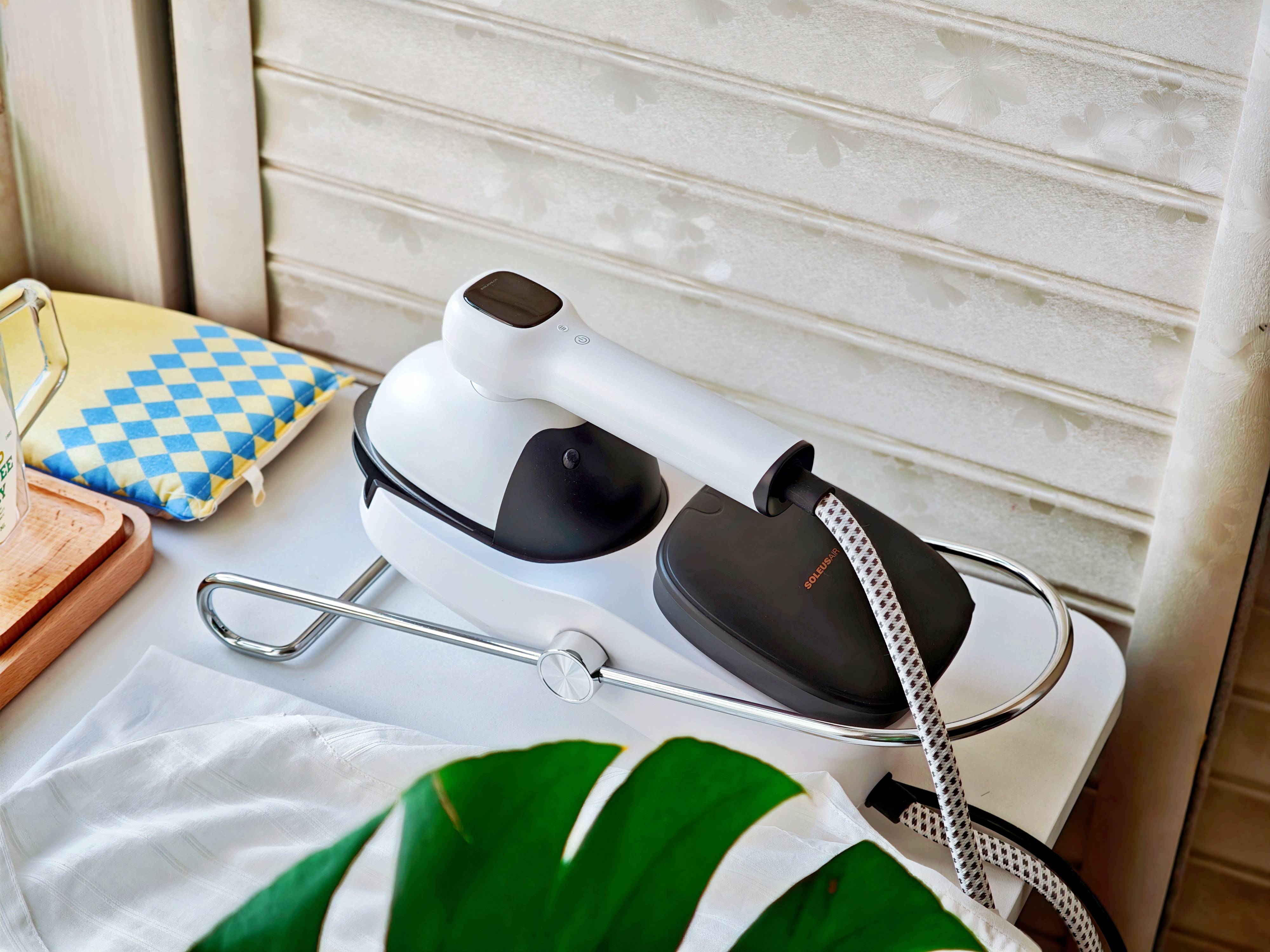 专业级奢护熨衣体验!舒乐氏Lina挂烫机，让每日精致成为轻松习惯!