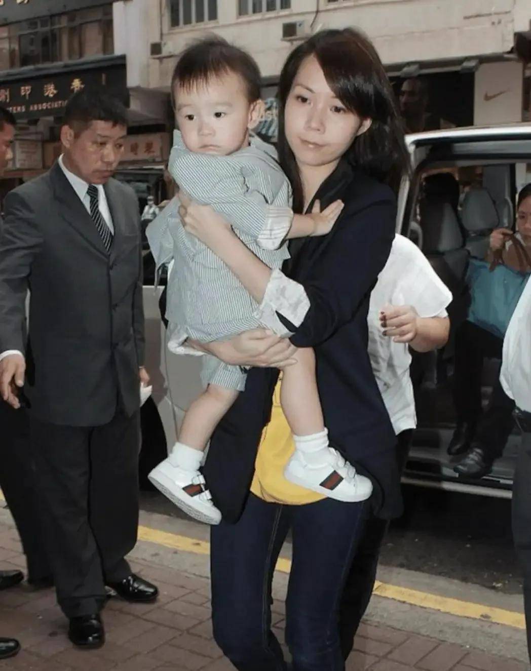 刘銮雄与吕丽君儿女罕同框!刘子峰个子高长得帅,比甘比孩子优秀