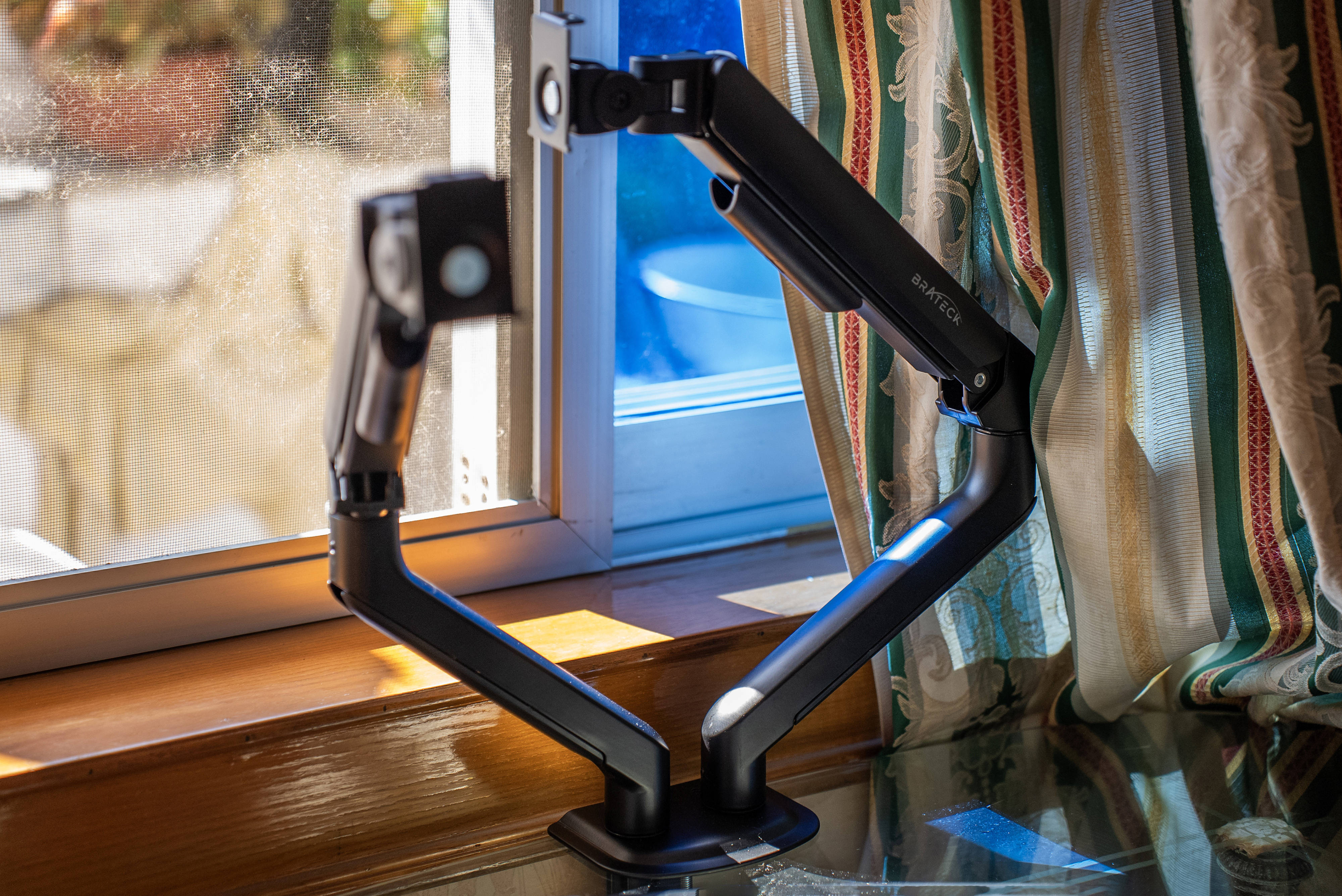 显示器标配底座太矮又太占桌面空间？北弧显示器支架了解一下