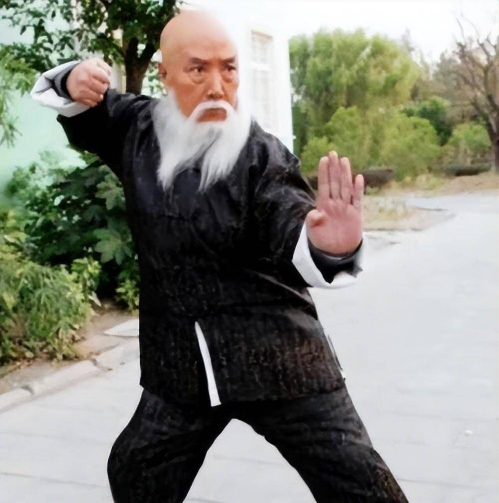 戏外,他是七星螳螂拳第六代传人,更是李连杰,吴京两位功夫巨星的伯乐